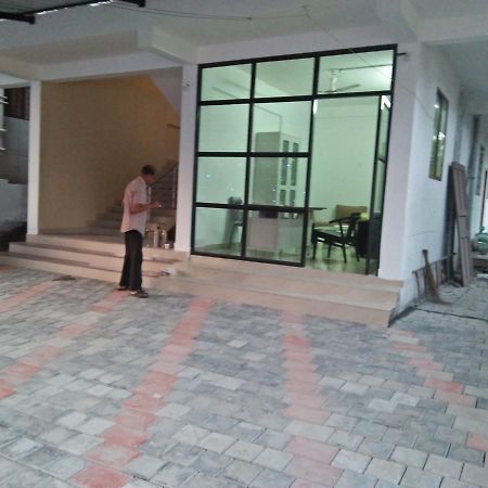 Metro Mens Hostel Kochi エクステリア 写真